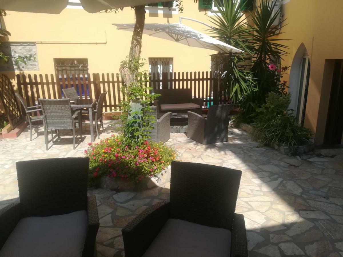 Hotel La Tavernetta Варацце Екстер'єр фото